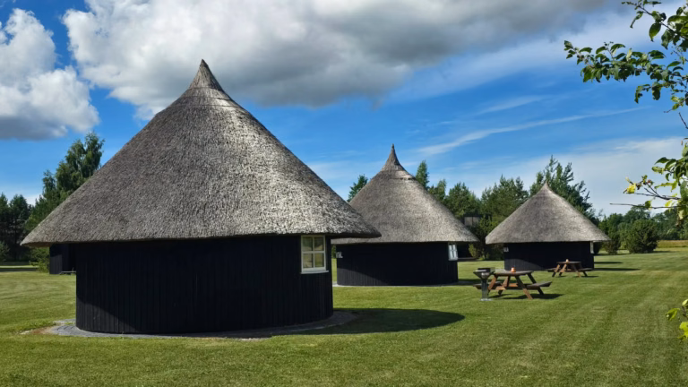 Rookatusega puhkemajad. Hiiumaa relax puhkeküla